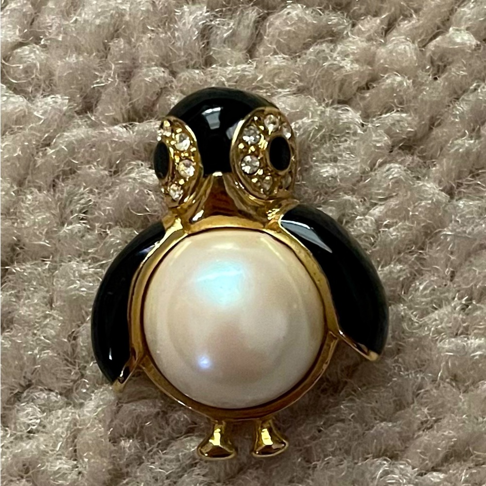 Vintage Penguin Marvella Black enamel with Jelly Belly Faux Pearl brooch pin